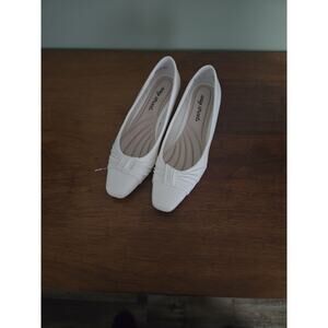 Easy Street Women's White Comfort Flats with Ruched Knot Detail Size 7 1/2
